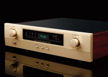 ACCUPHASE vise haut avec son préamplificateur phono C-57
