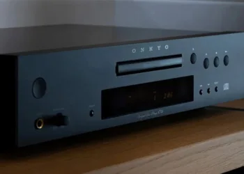 ONKYO étoffe sa série Icon avec le lecteur CD intégré C-30